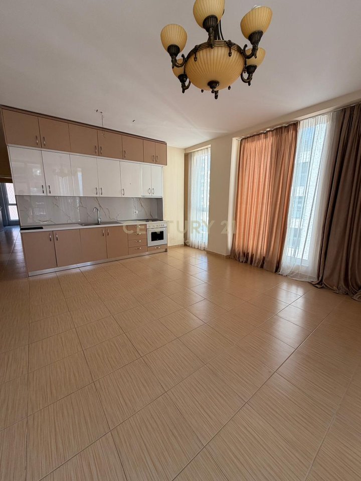 Appartamento 2+1+2 + balcone in affitto al New Boulevard, Tirana - 50.000 Leke | 120 m²