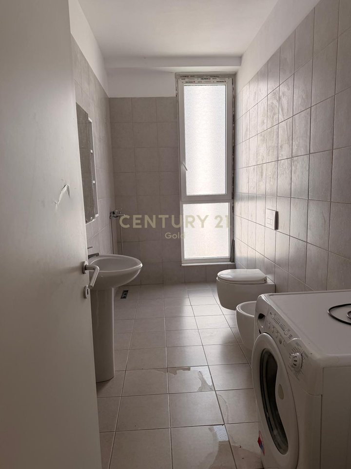 Appartamento 2+1+2 + balcone in affitto al New Boulevard, Tirana - 50.000 Leke | 120 m²