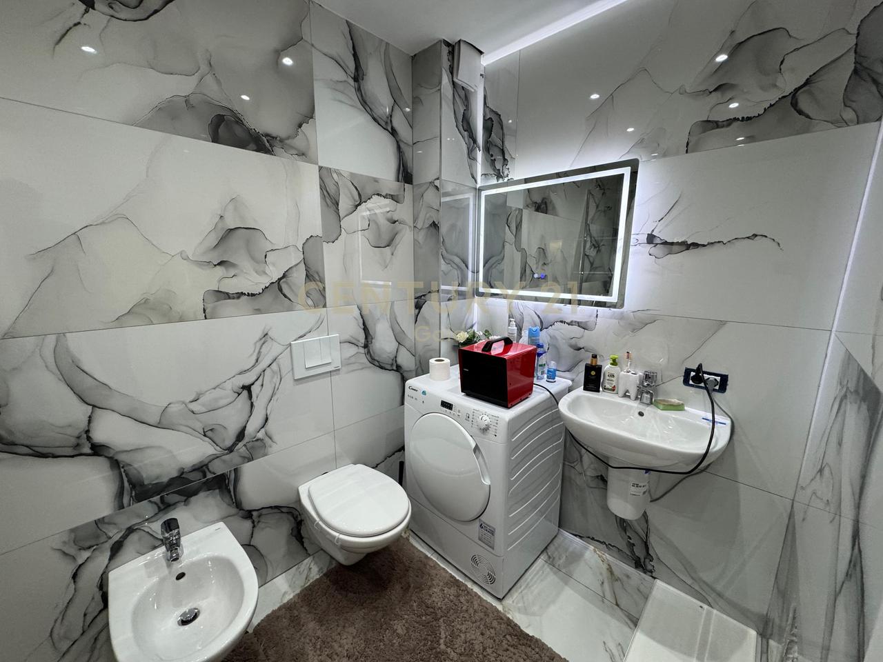 Jepet me qira Super Apartament 2+1+2 me post parkimi tek Rezidenca Kodra e Diellit 2