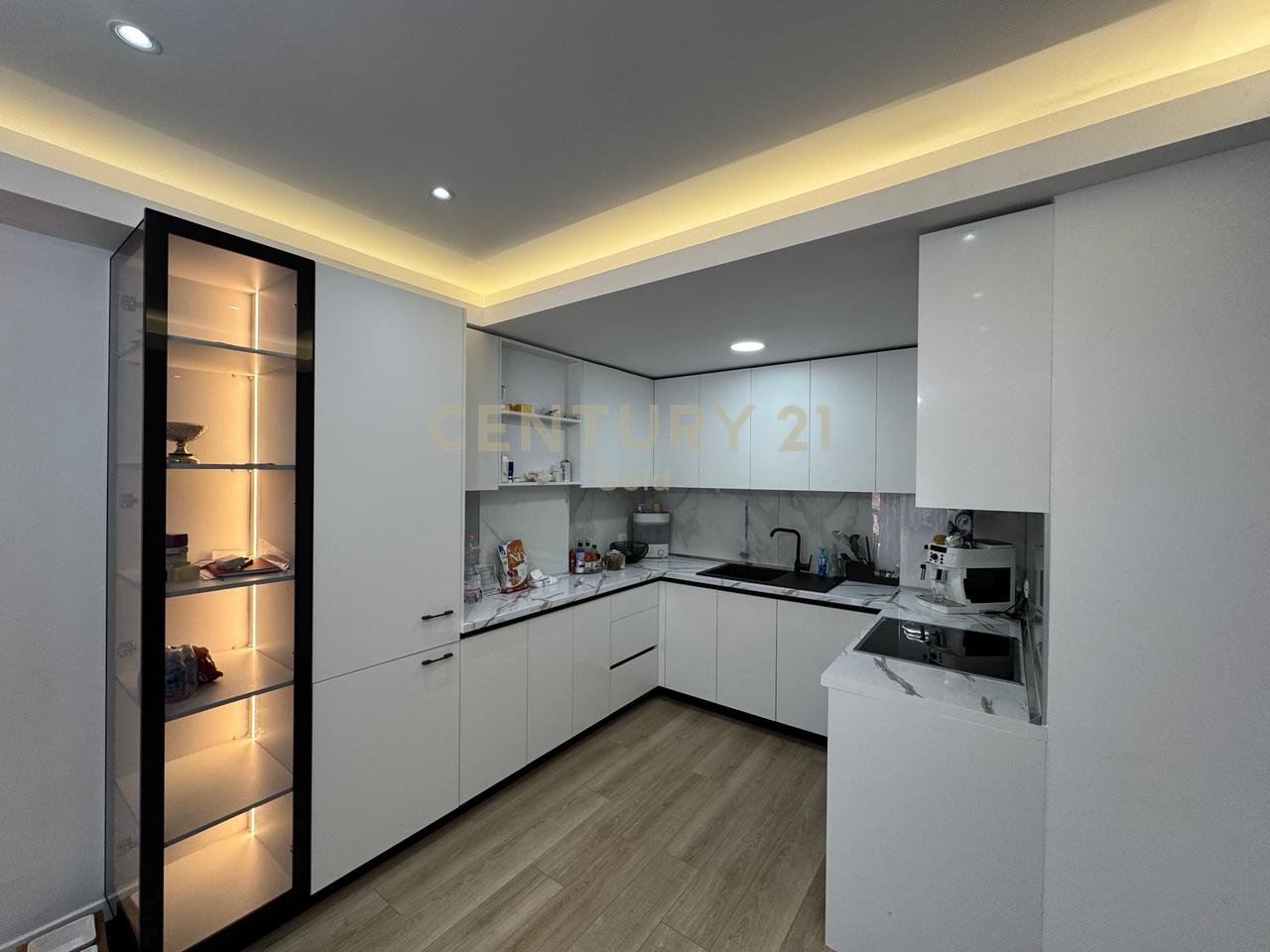 Jepet me qira Super Apartament 2+1+2 me post parkimi tek Rezidenca Kodra e Diellit 2