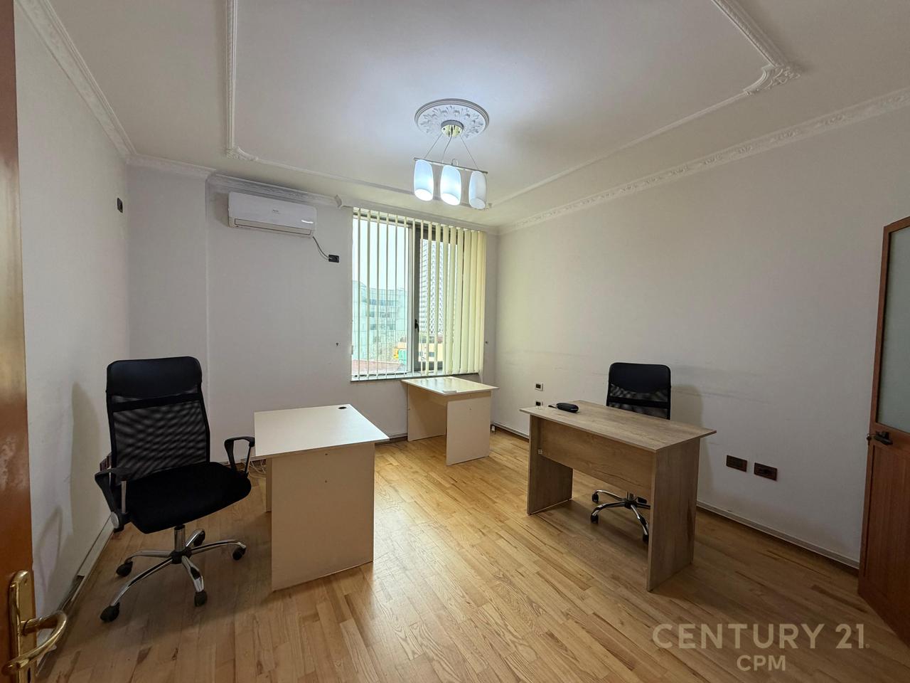 Ufficio in Affitto a Parlamento, Tirana - €950 | 118 m²
