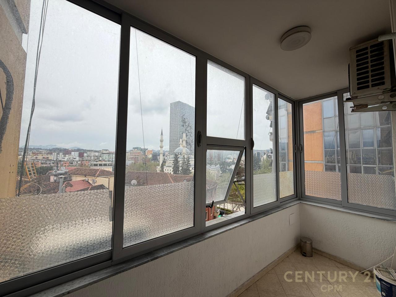 Ufficio in Affitto a Parlamento, Tirana - €950 | 118 m²