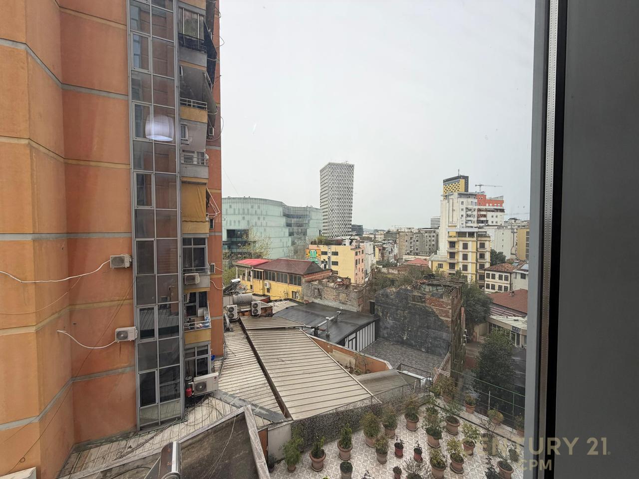 Ufficio in Affitto a Parlamento, Tirana - €950 | 118 m²