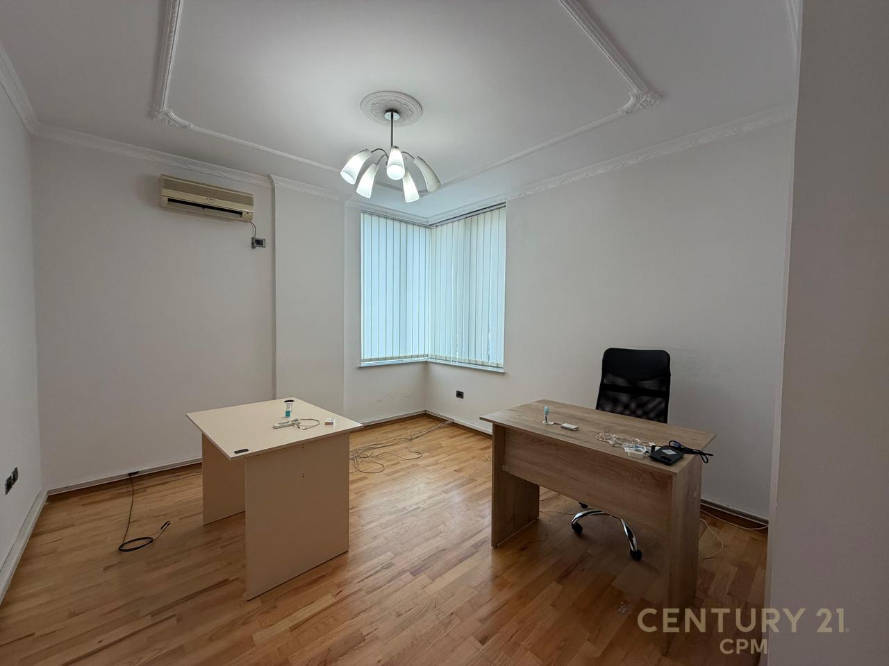 Ufficio in Affitto a Parlamento, Tirana - €950 | 118 m²