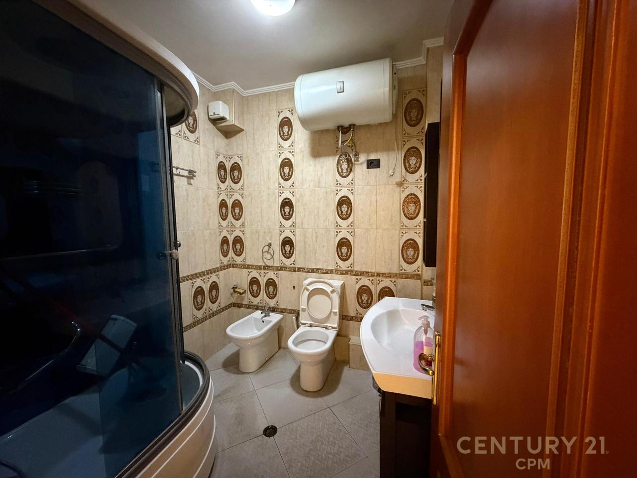 Ufficio in Affitto a Parlamento, Tirana - €950 | 118 m²