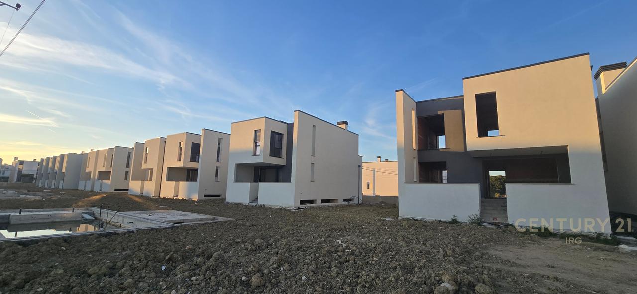 VILE 3-KATESHE ME PISHINE TE TURQUOISE MARINA, GJIRI I LALEZIT!