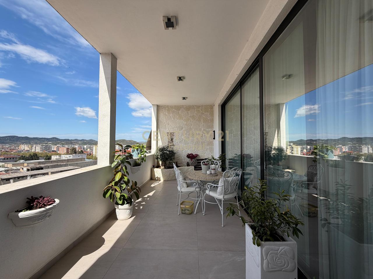 Apartament 3+1+ Parkim per Shitje te Golden Park 3