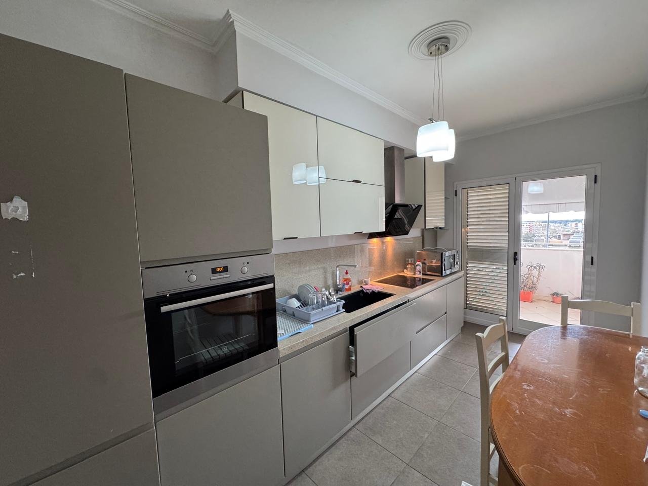 SHITET APARTAMENT 3+2+1+VERANDE NE RRUGEN "HASAN KUSHTA",VLORE( 1300 euro/m2)!