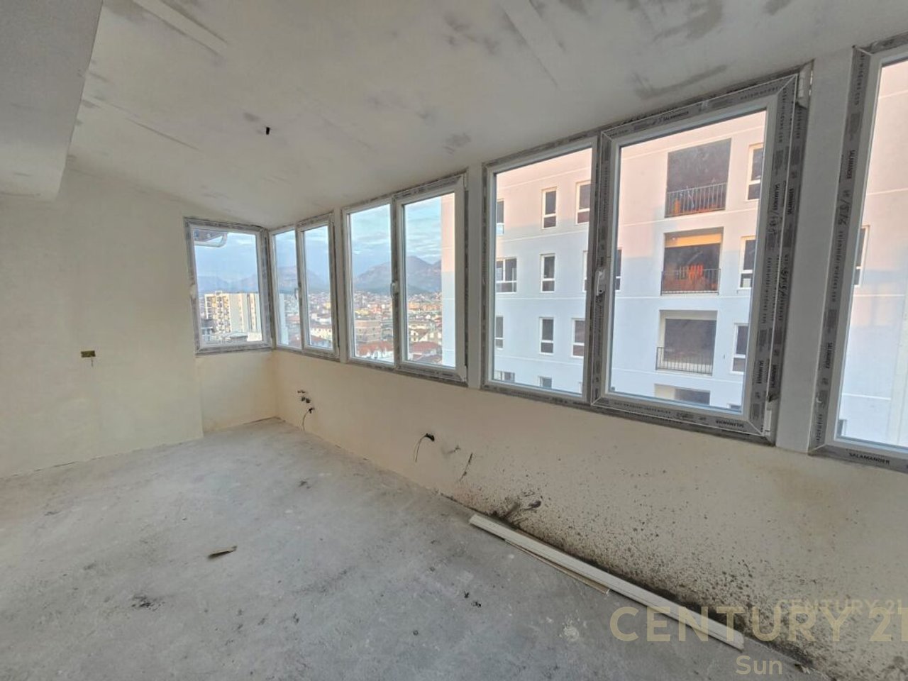 SHESIM DUBLEKS 3+1+2 ME VERANDE TE FARMACIA 10.