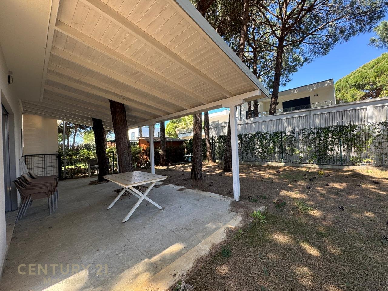 LOCALE COMMERCIALE IN VENDITA NEL COMPLESSO RESIDENZIALE VALA MAR