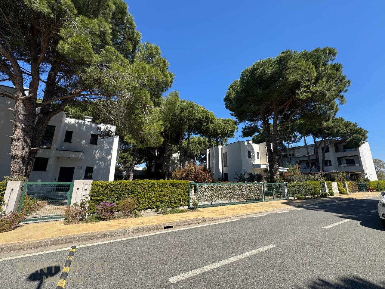 LOCALE COMMERCIALE IN VENDITA NEL COMPLESSO RESIDENZIALE VALA MAR