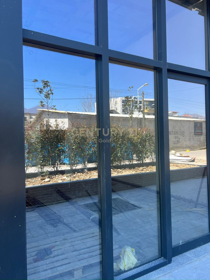 AMBJENT KOMERCIAL PER QIRA TEK 5-MAJI !