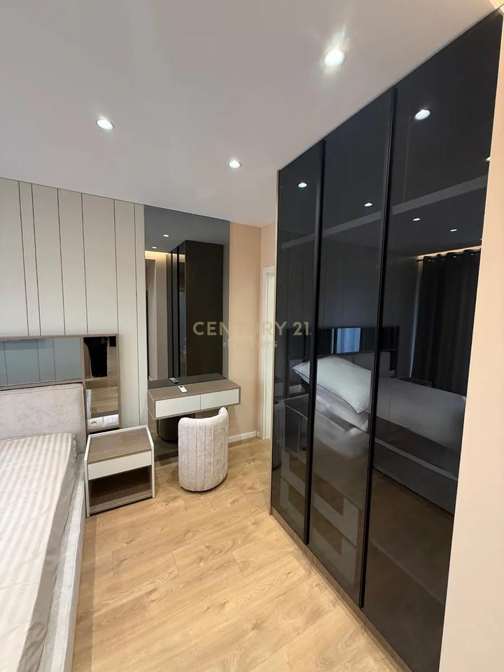 SHESIM APARTAMENT 2+1+2+ POST PARKIMI NE RRUGEN E DURRSIT!