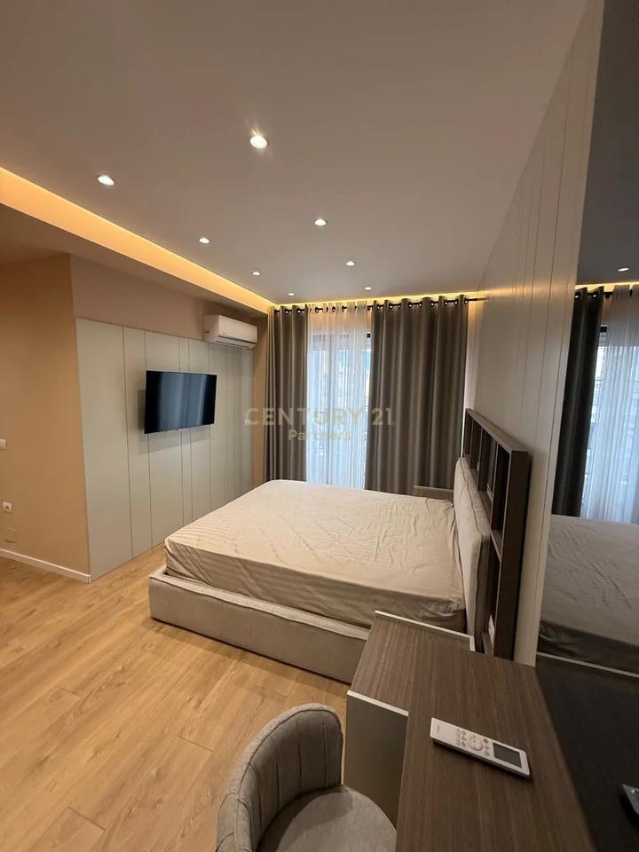 SHESIM APARTAMENT 2+1+2+ POST PARKIMI NE RRUGEN E DURRSIT!