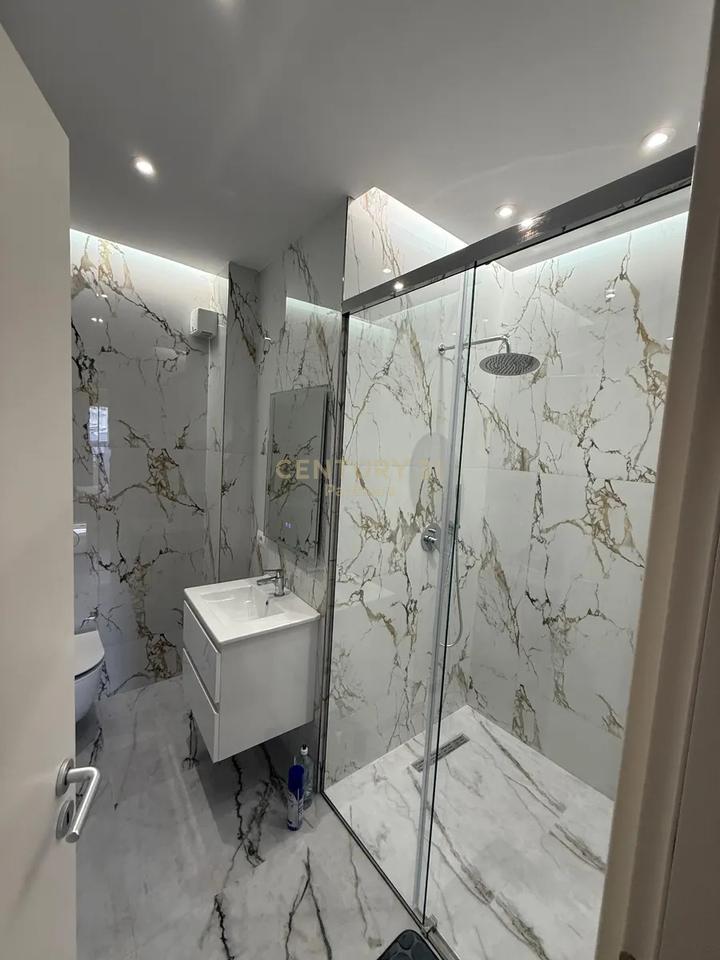 SHESIM APARTAMENT 2+1+2+ POST PARKIMI NE RRUGEN E DURRSIT!