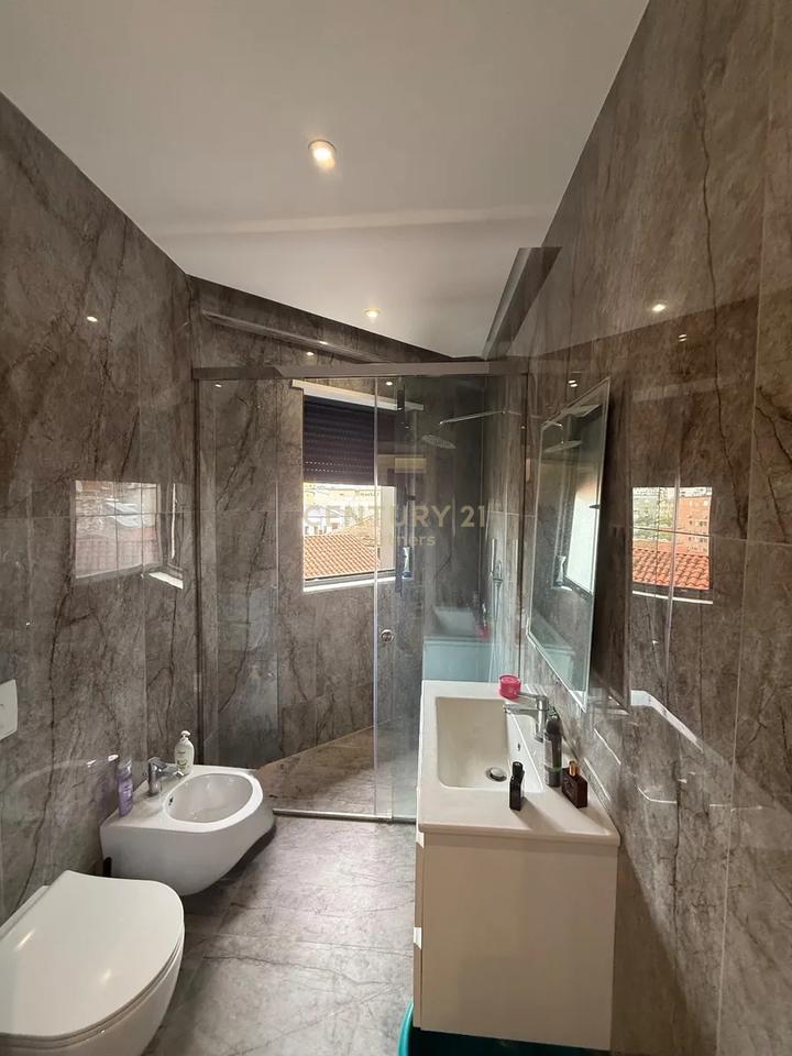 SHESIM APARTAMENT 2+1+2+ POST PARKIMI NE RRUGEN E DURRSIT!