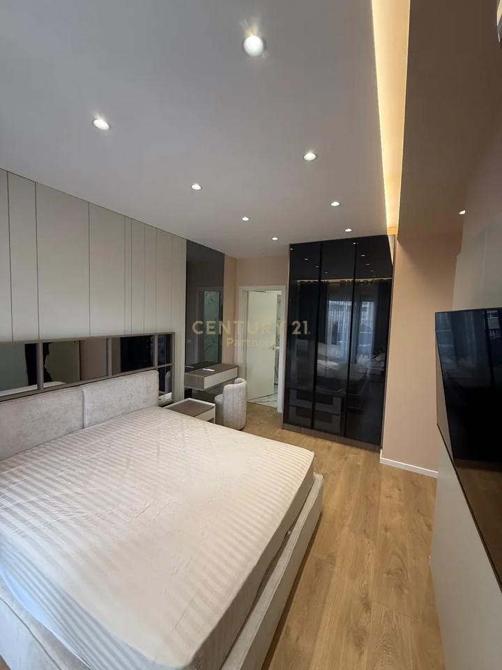 SHESIM APARTAMENT 2+1+2+ POST PARKIMI NE RRUGEN E DURRSIT!