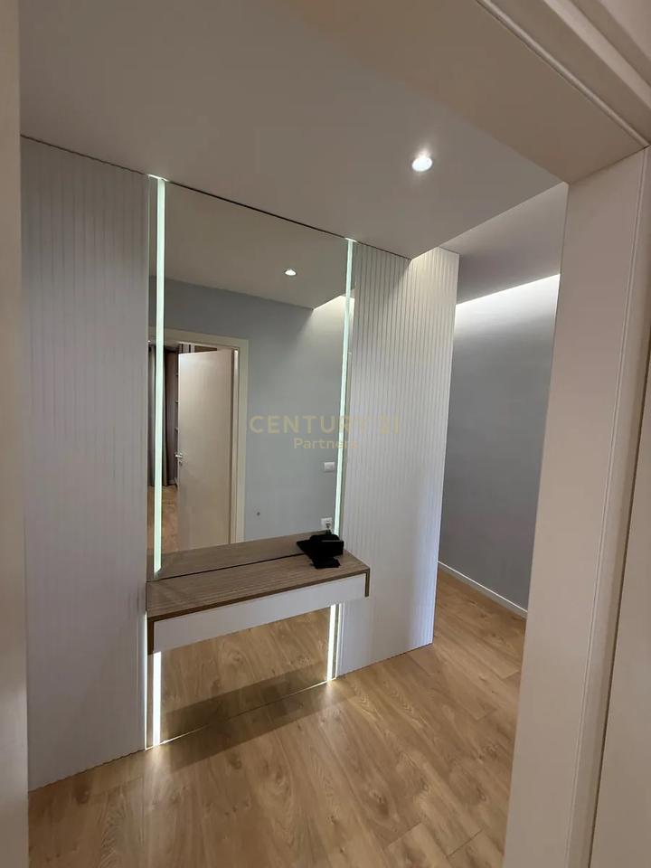 SHESIM APARTAMENT 2+1+2+ POST PARKIMI NE RRUGEN E DURRSIT!