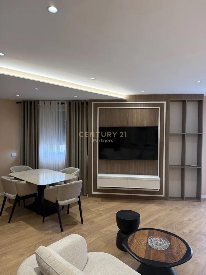 SHESIM APARTAMENT 2+1+2+ POST PARKIMI NE RRUGEN E DURRSIT!