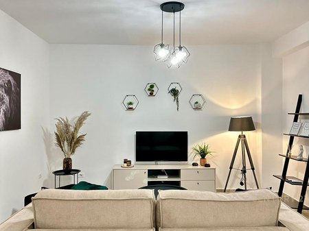 Qender, Apartament 1+1+Kuzhine te Vecuar!