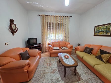 🏡 Shitet Vilë 3-Katëshe me Oborr – Zona Plazh (Hekurudha), Durrës