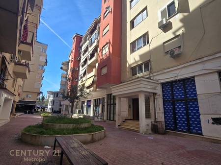 Shitet Super Apartament i investuar 2+1+2 + dy BAllkone
 Tek njesia Administrative nr 13