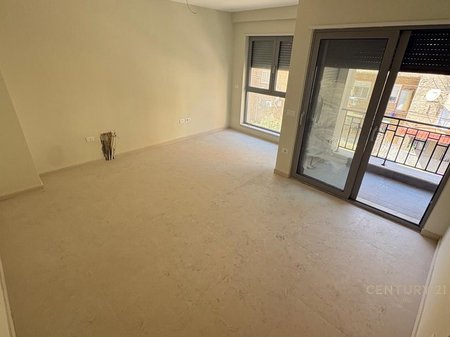 SHITET APARTAMENT 1+1 TE SHKOLLA E KUQE