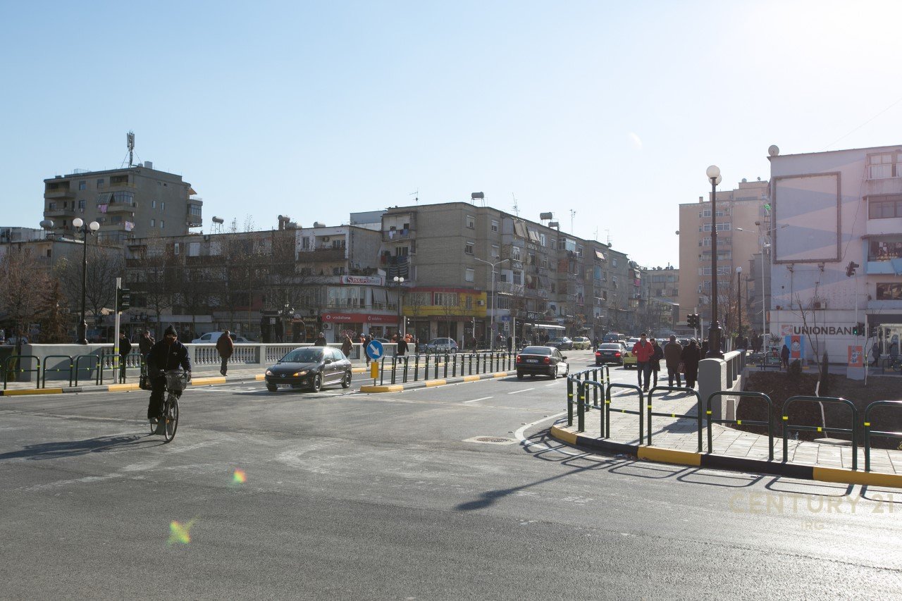 Ambjent ne rruge kryesore tek ish stacioni i fundit te Tiranes se Re!