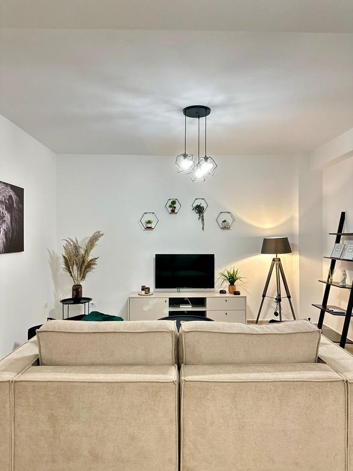 Qender, Apartament 1+1+Kuzhine te Vecuar!