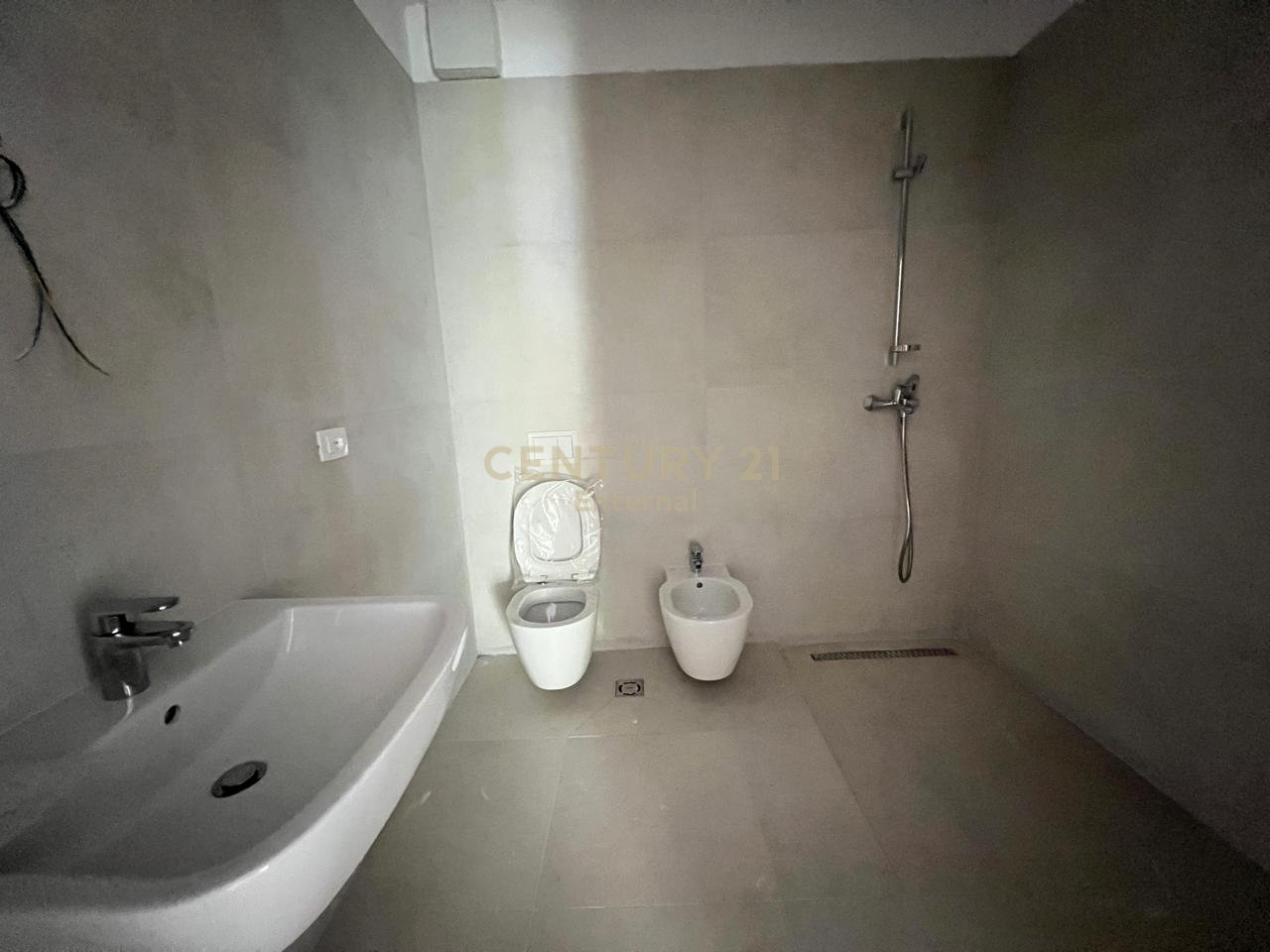 Ambient For Rent Zyra 2+1+2 On Elbasan Street, Tirana