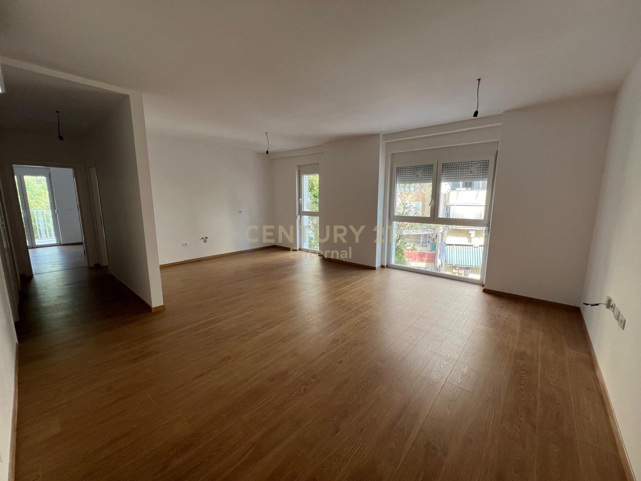 Ambient For Rent Zyra 2+1+2 On Elbasan Street, Tirana