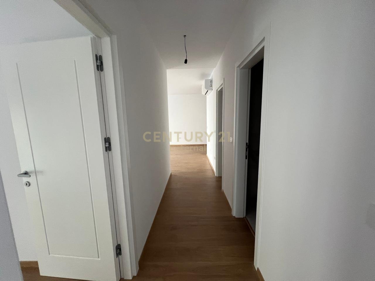 Ambient For Rent Zyra 2+1+2 On Elbasan Street, Tirana