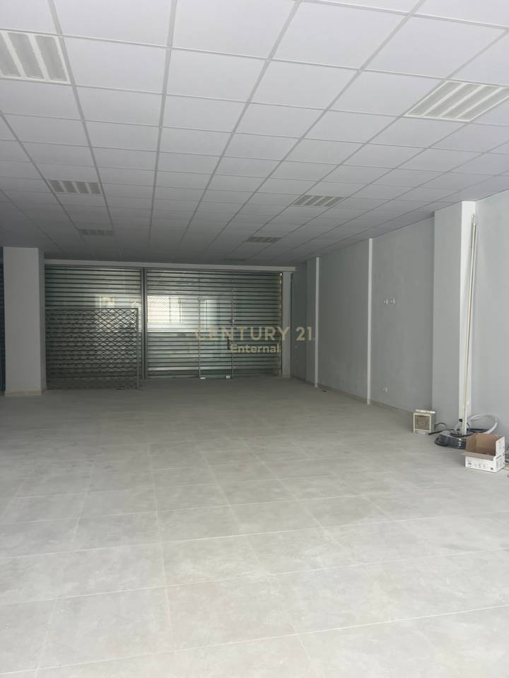 Unità commerciale in affitto nella zona di Astiri con una superficie di 200m2 al piano terra 
€