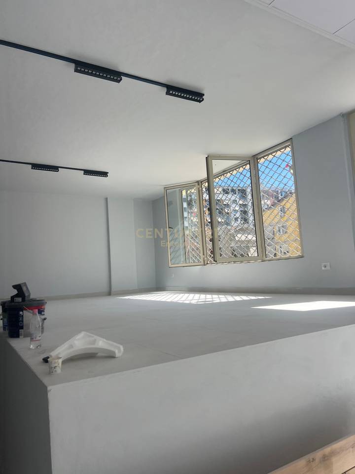 Unità commerciale in affitto nella zona di Astiri con una superficie di 200m2 al piano terra 
€