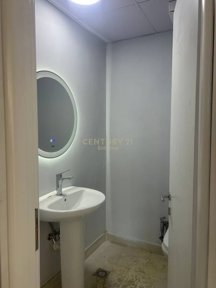 Unità commerciale in affitto nella zona di Astiri con una superficie di 200m2 al piano terra 
€