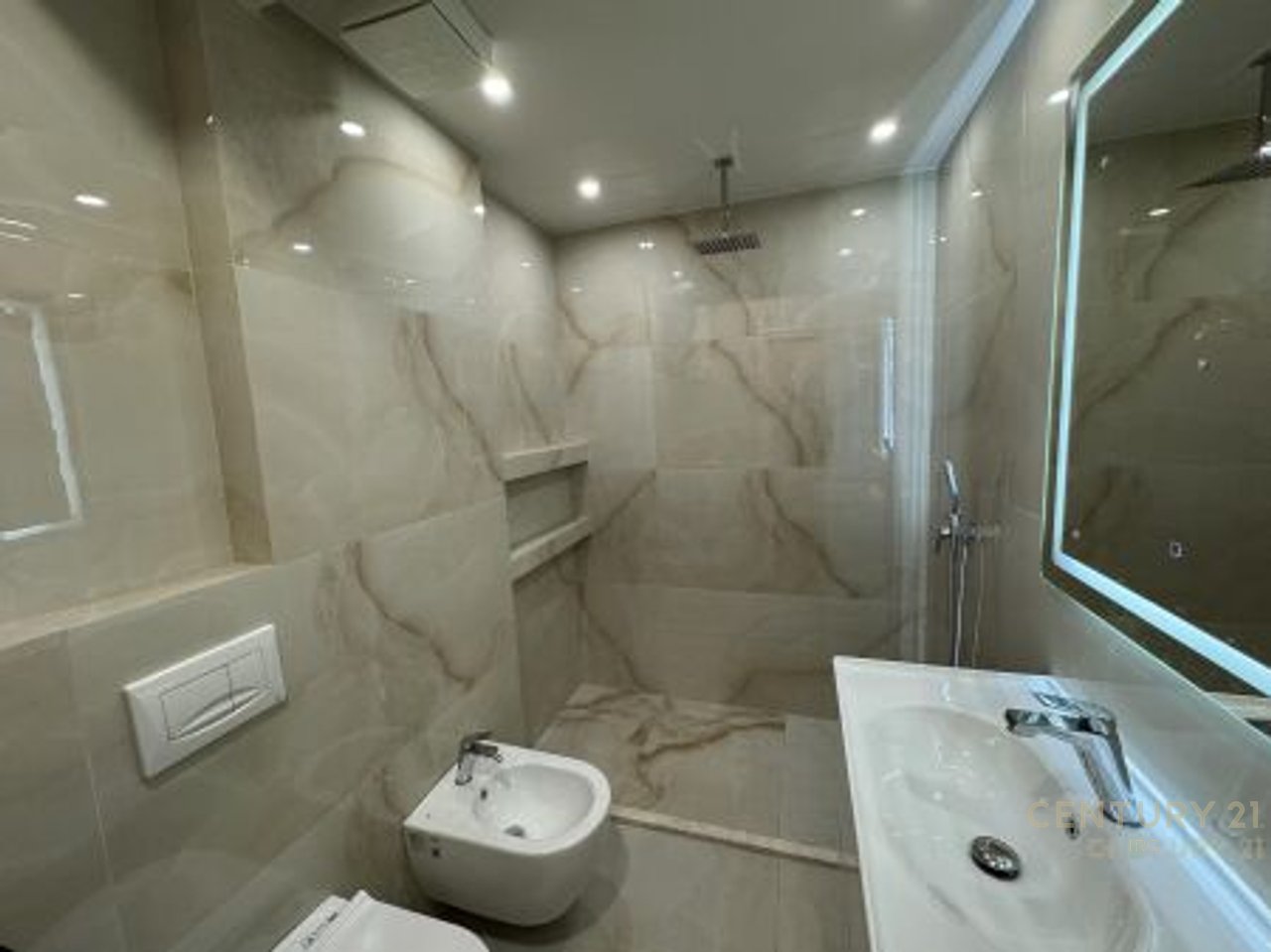 SHITET APARTAMENT 1+1 TEK KISHA KATOLIKE, RRUGA E KAVAJES | 23,500,000 ALL