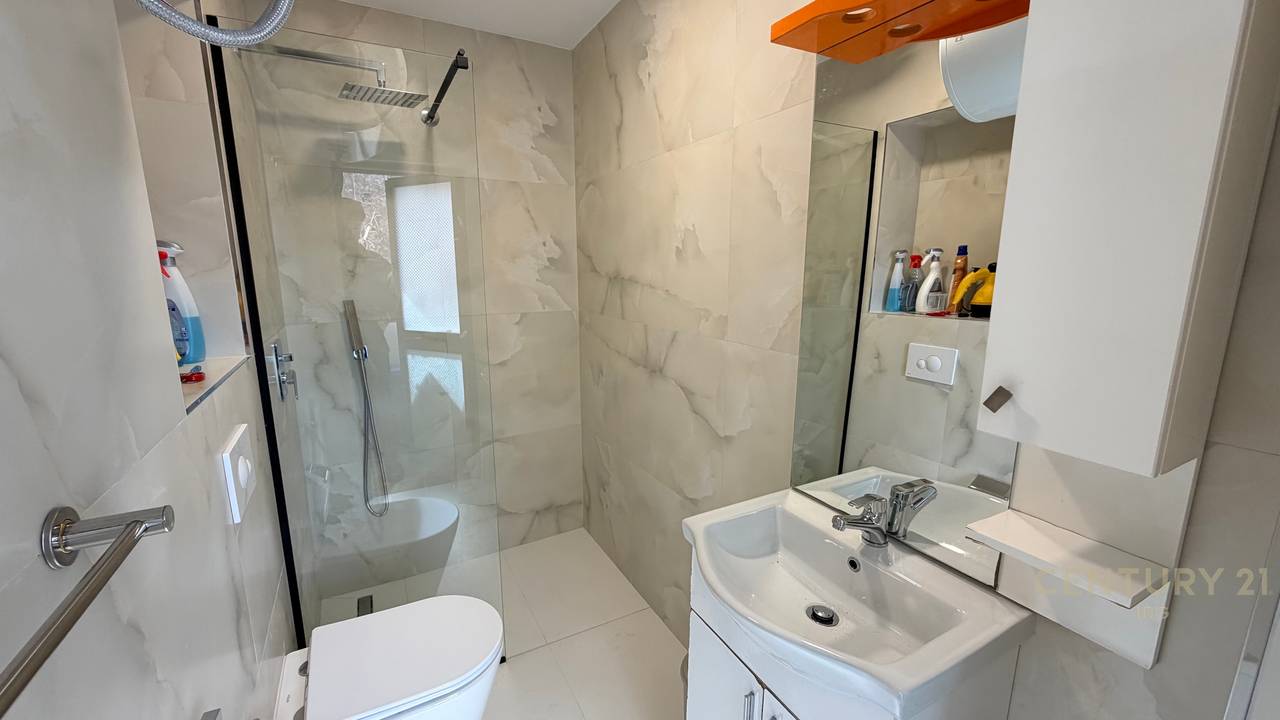 AFFITTASI 4+1+2 VICINO ALLA STRADA MINE PEZA!