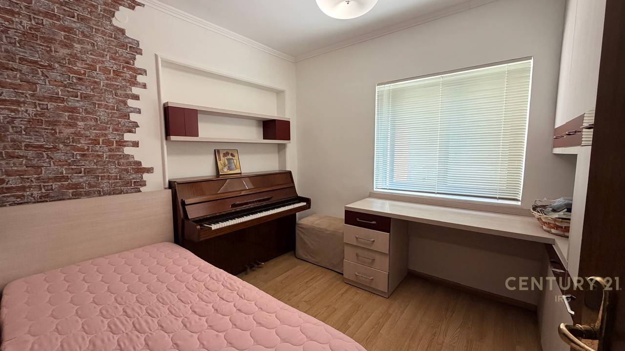 AFFITTASI 4+1+2 VICINO ALLA STRADA MINE PEZA!