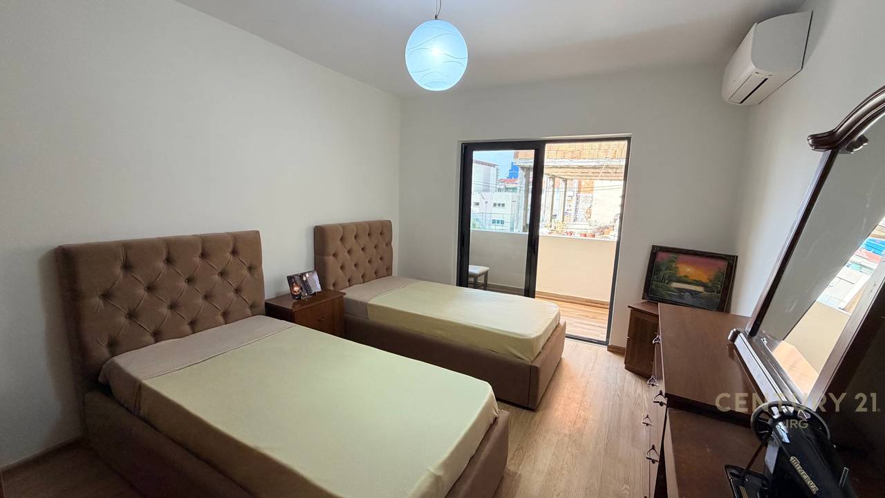 AFFITTASI 4+1+2 VICINO ALLA STRADA MINE PEZA!