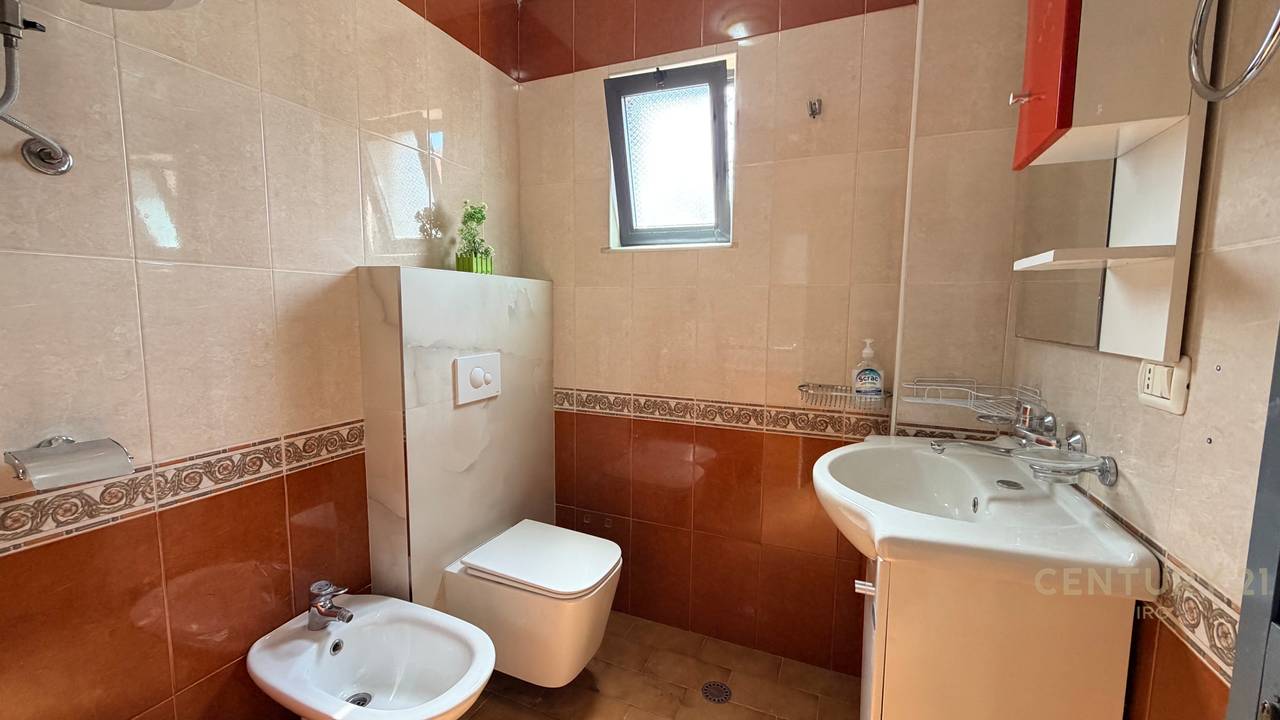 AFFITTASI 4+1+2 VICINO ALLA STRADA MINE PEZA!