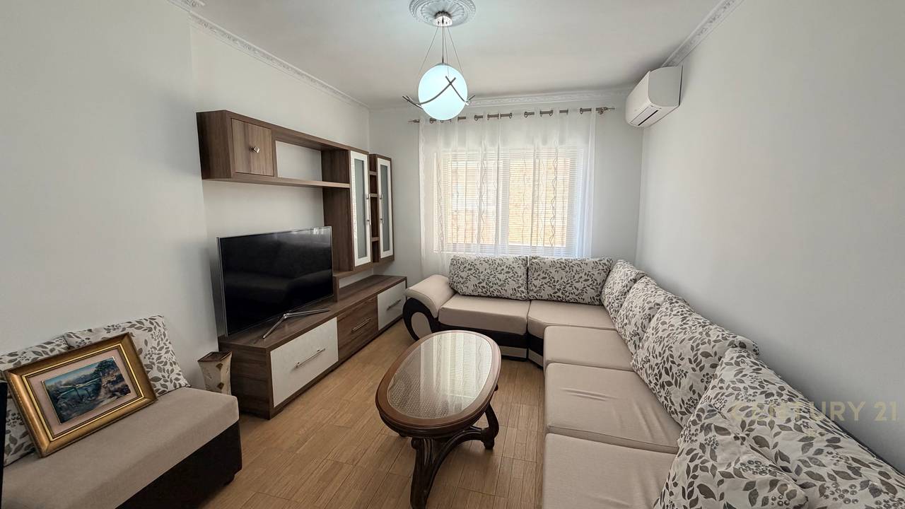 AFFITTASI 4+1+2 VICINO ALLA STRADA MINE PEZA!