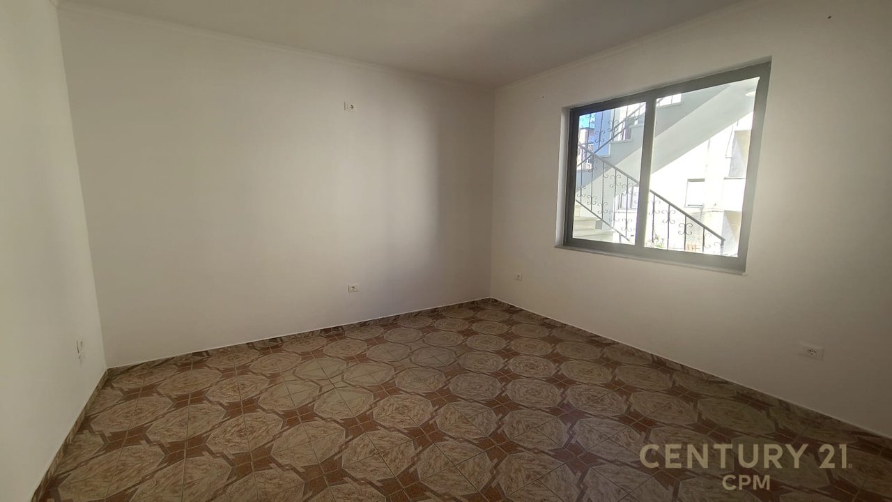 3-story building with yard for rent – near Police Station No. 1