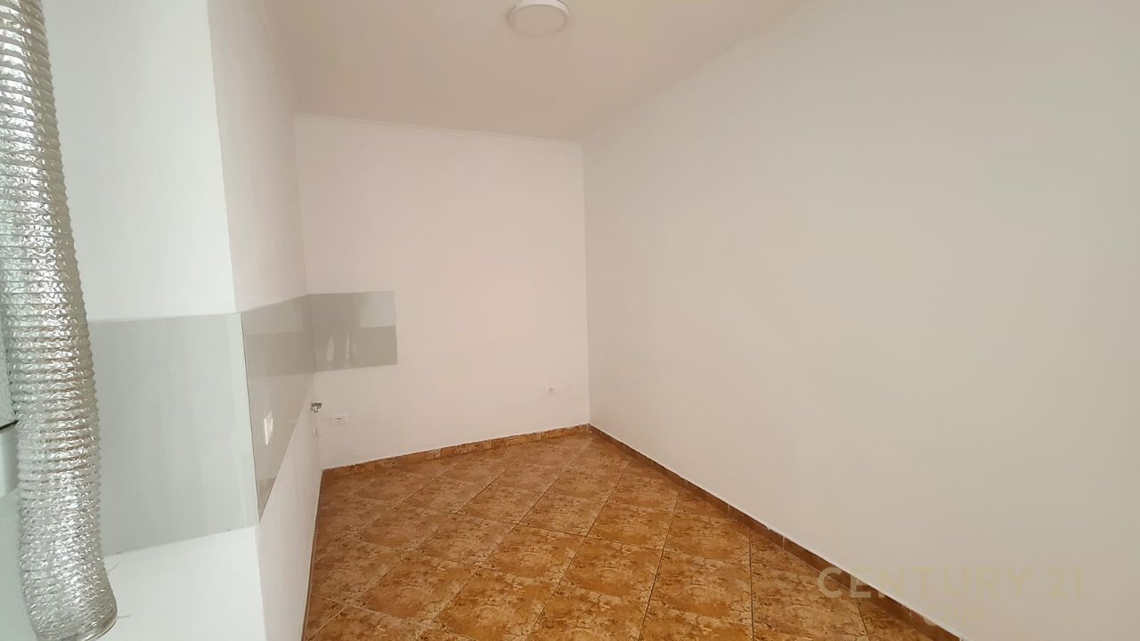 3-story building with yard for rent – near Police Station No. 1