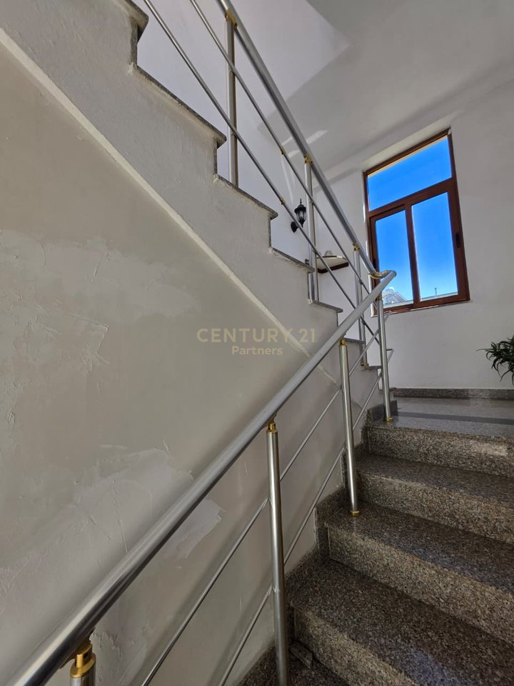 🏡 Shitet Vilë 3-Katëshe me Oborr – Zona Plazh (Hekurudha), Durrës