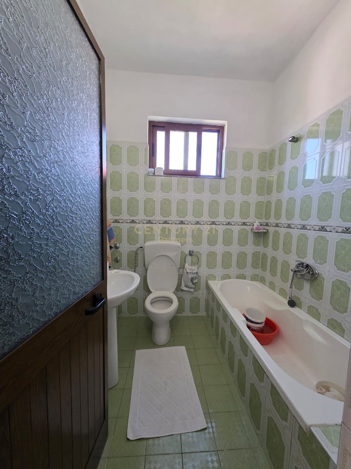 🏡 Shitet Vilë 3-Katëshe me Oborr – Zona Plazh (Hekurudha), Durrës