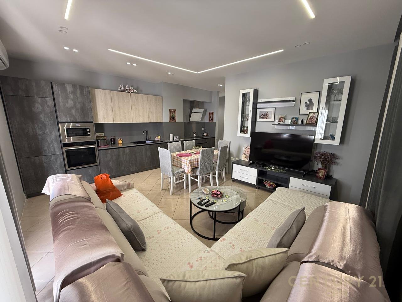 Apartament 3+1+2 +80m  Verande Per shitje në Fresk, Tiranë