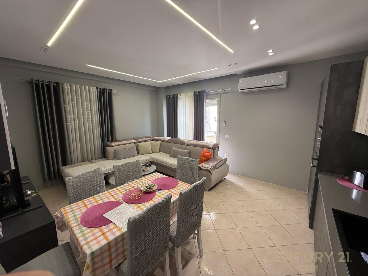 Apartament 3+1+2 +80m  Verande Per shitje në Fresk, Tiranë