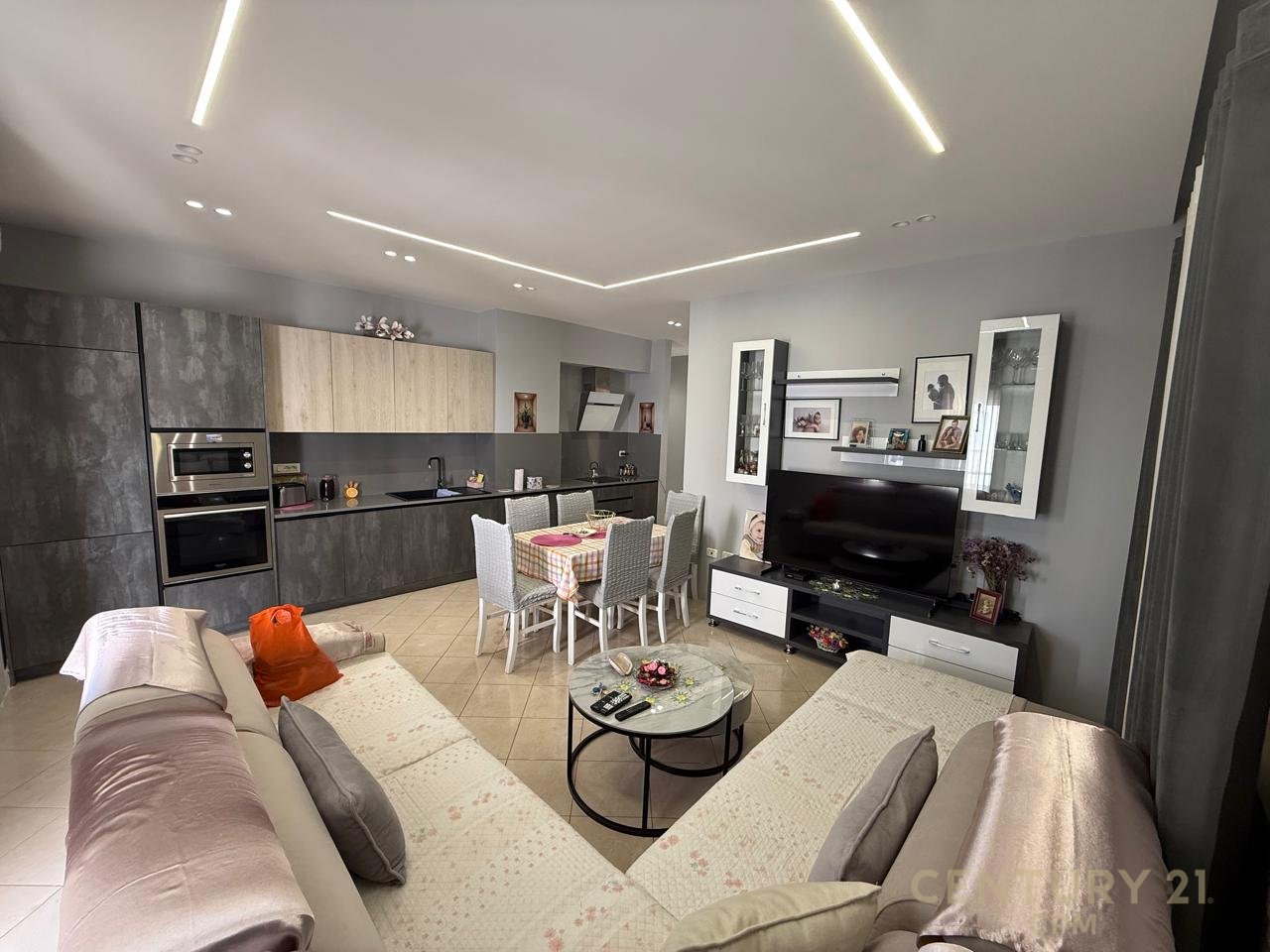 Apartament 3+1+2 +80m  Verande Per shitje në Fresk, Tiranë