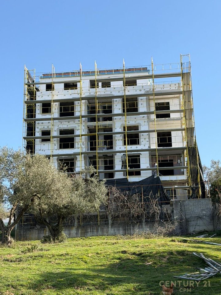 Shitet apartament 2+1 tek Liqeni i Farkes!