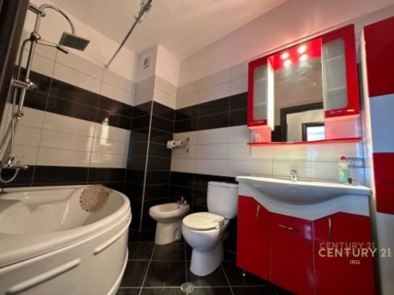 Apartament 2+1 per Qira prane Marinaj Hotel, Unaza e Re!